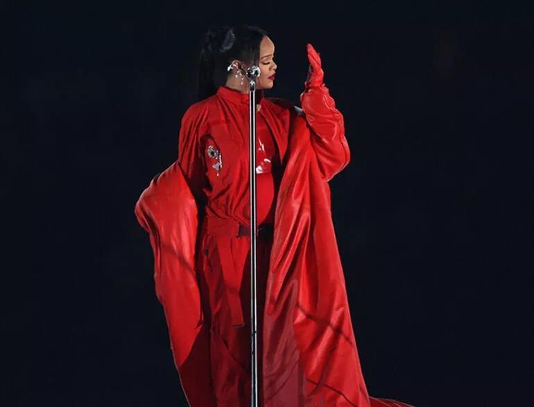 Rihanna büyüyen karnıyla Oscar partisine katıldı Aksesuarının değeri dudak uçuklattı