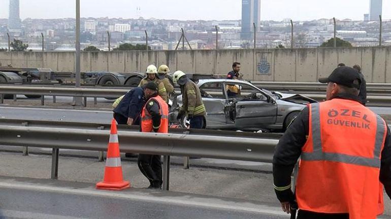 Ambarlıda otomobil TIRa arkadan çarptı: 2 ölü