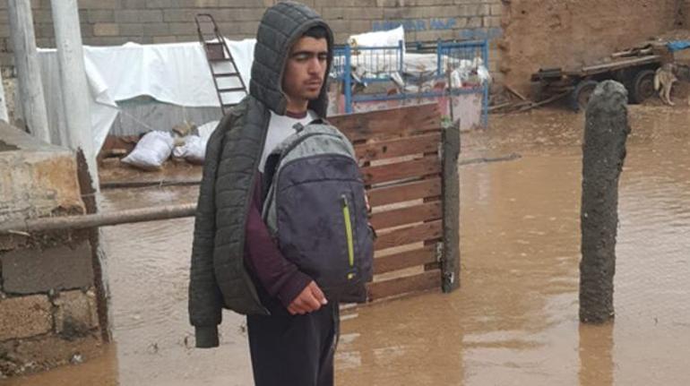 Mardinde yağmur etkili oldu; ilkokulu ve evleri su bastı