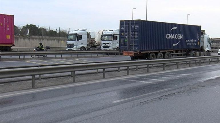 Ambarlıda otomobil TIRa arkadan çarptı: 2 ölü