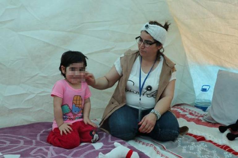 Çadır kentte yürek yakan hikaye Depremden 2 saat önce kızı ile sokağa atıldı