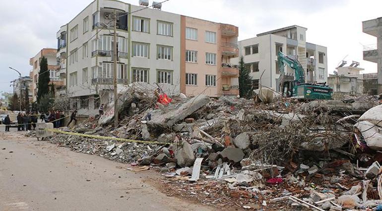 Depremde kayıp olarak aranıyordu, enkaz altında kalan otomobilinde cansız bedeni bulundu