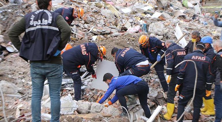 Depremde kayıp olarak aranıyordu, enkaz altında kalan otomobilinde cansız bedeni bulundu