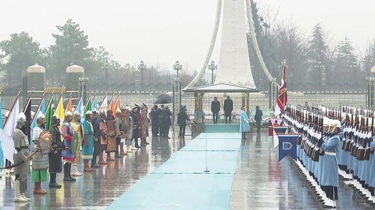 Karşılama töreninde ıslanan Finlandiyalı gazeteciye ayakkabı hediye edildi