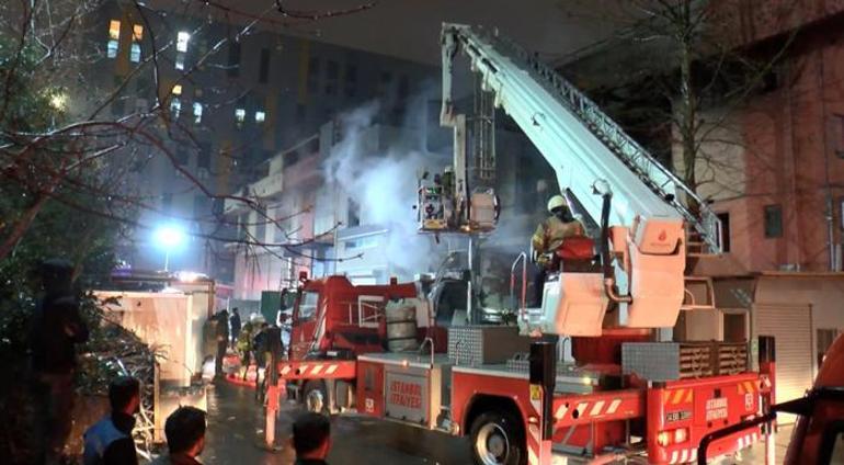 Başakşehirde kamyonet kasası imalathanesinde yangın