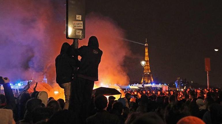 Paris sokakları yangın yeri 61 kişi gözaltına alındı