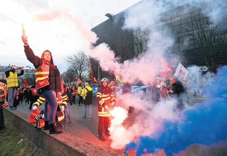 Macron, emeklilik yasası ve yandaş medya