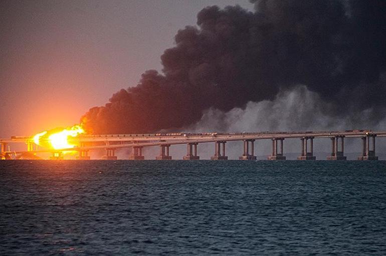 Dünyada şok etkisi: Füzeler yok edildi Karadeniz kıyısında şimşekler çarpıştı