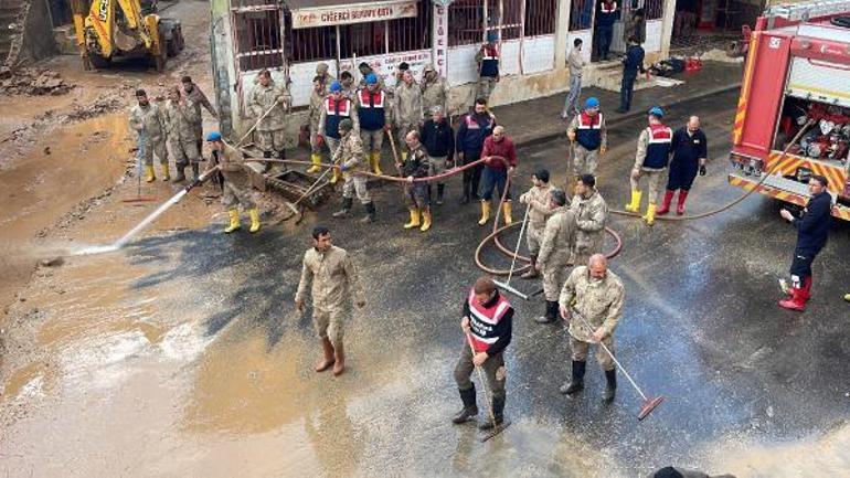 Şanlıurfa’da çamur temizlendi, okullar açıldı Kayıp TIR sürücüsü aranıyor