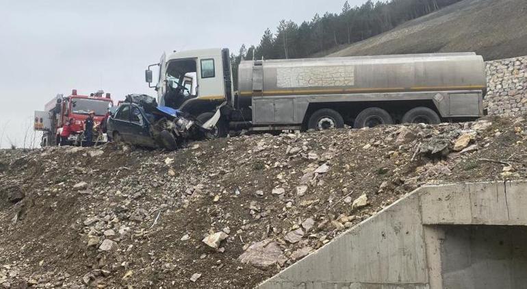 Bolu’da korkunç kaza Otomobil, kamyona ok gibi saplandı