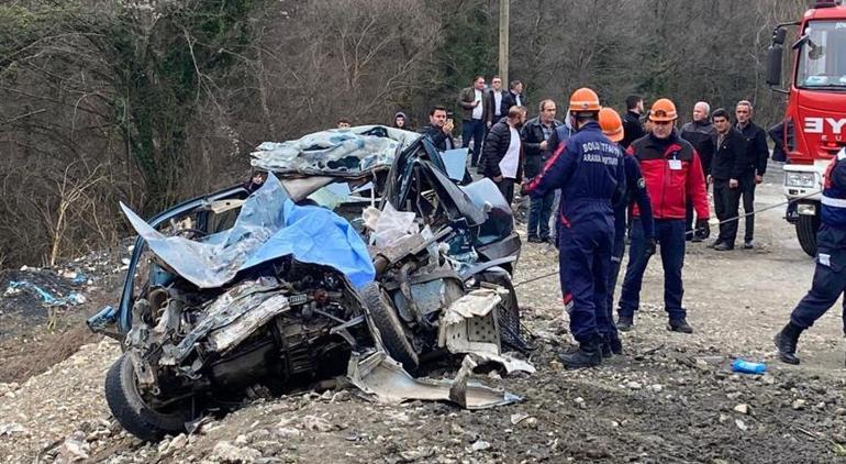 Bolu’da korkunç kaza Otomobil, kamyona ok gibi saplandı