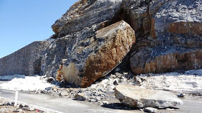 Bitlis’te dev kaya blokları karayoluna düştü