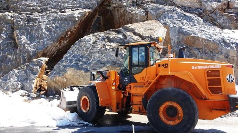 Bitlis’te dev kaya blokları karayoluna düştü