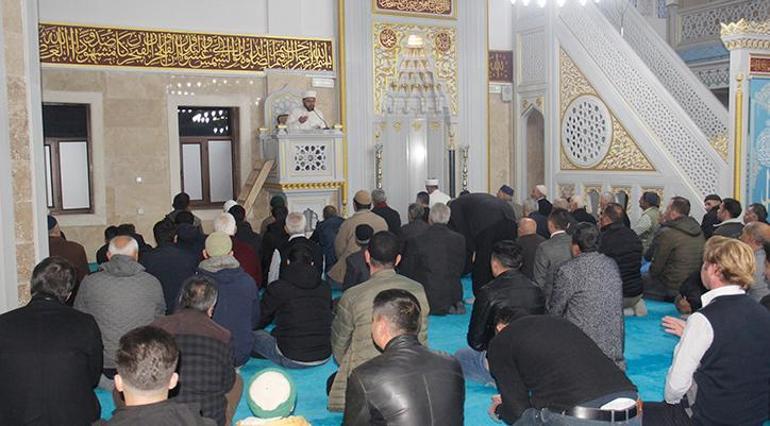 Türkiyenin dört bir yanında Ramazan ayının ilk teravih namazı kılındı
