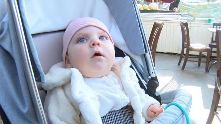 Erdoğan 8 aylık Lina bebeği sevdi, oyuncak hediye etti