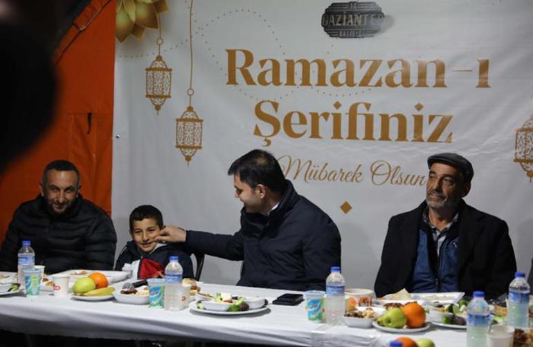 Bakan Kurum, depremzedelerle Mehmetçik çadırında iftar yaptı