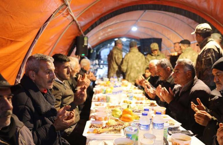 Bakan Kurum, depremzedelerle Mehmetçik çadırında iftar yaptı