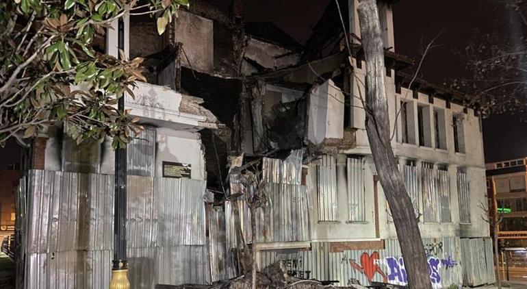 Yangında hasar almıştı Fatihte 3 katlı tarihi bina kısmen çöktü