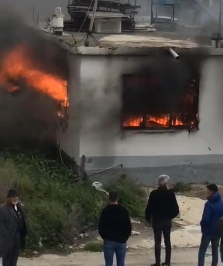 Yer: Adana Pencereden yakıcı madde attılar, ev kül oldu