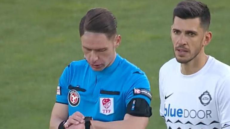Erzurumspor FK - Altay maçında ilginç olay Hakem maçı bitirdi, futbolcuları yeniden sahaya çağırdı