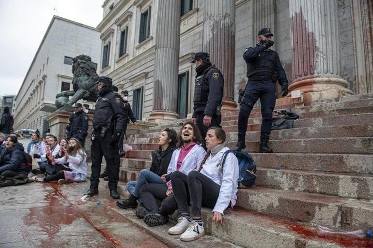 İspanyada bir yıl sonra aynı eylem 9 kişi gözaltına alındı