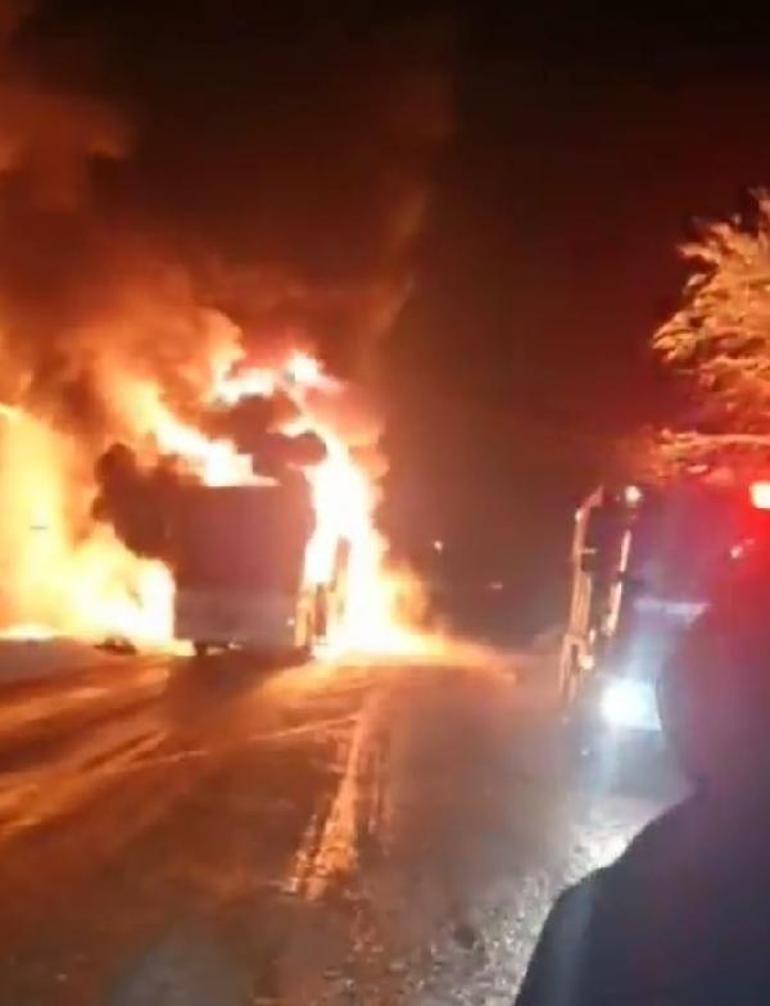 Trabzonda polisleri taşıyan otobüs alev alev yandı