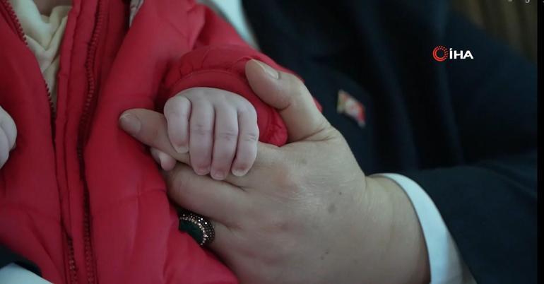 Enkaz altından 128 saat sonra çıkarılan Gizem bebek annesine kavuştu