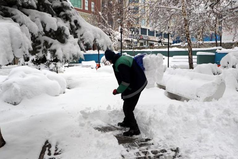 Van’da 83 yerleşim yerinin yolu, kardan kapandı