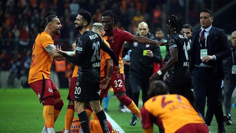 Galatasaray - Adana Demirspor maçında ortalık karıştı Emre Akbabaya büyük tepki