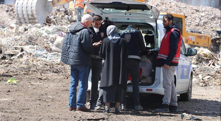 Enkazdaki kırmızı çantadan servet çıktı 52 gün sonra sahibine teslim edildi