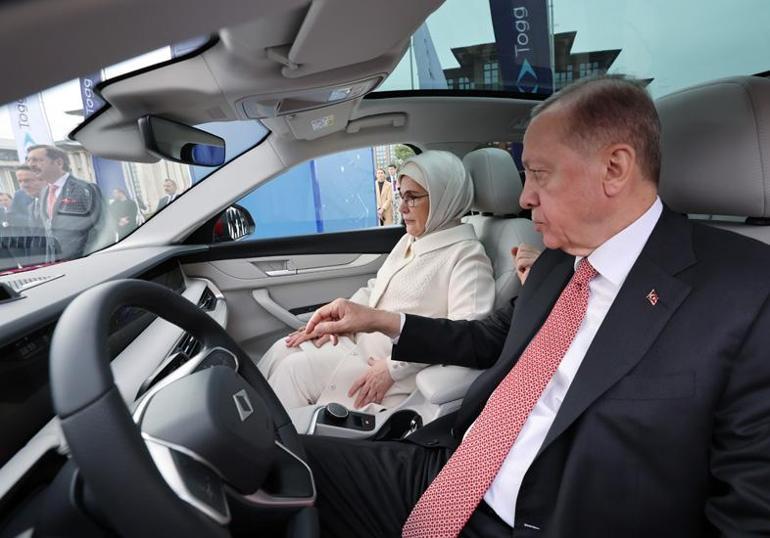 Cumhurbaşkanı Erdoğan Toggun direksiyonunda: Emine Erdoğan ile gülümseten diyalog