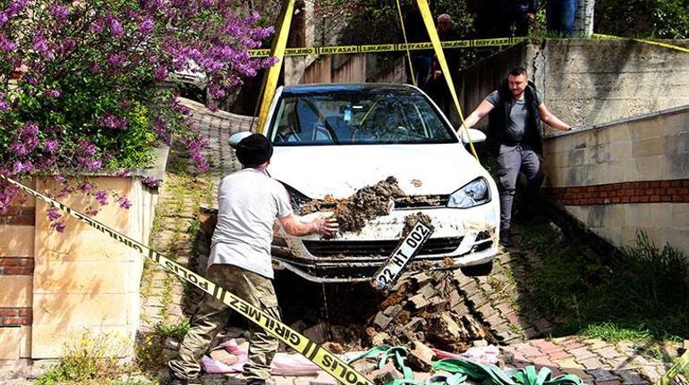 Yol çöktü, otomobiliyle 1 metrelik çukura düştü