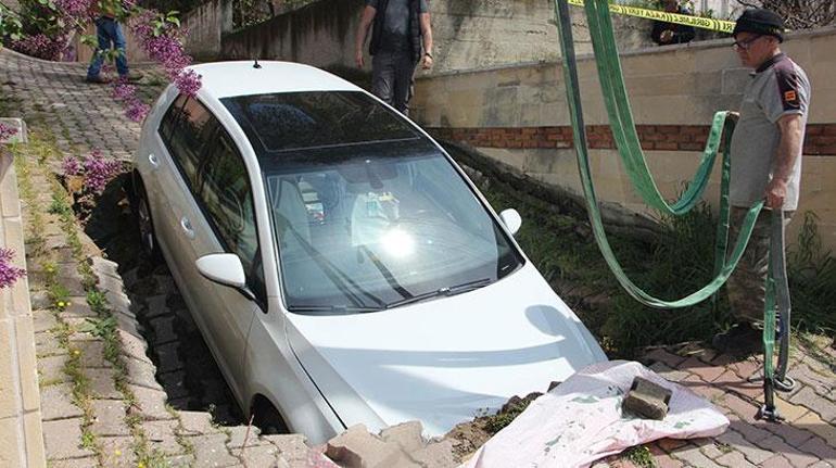 Yol çöktü, otomobiliyle 1 metrelik çukura düştü