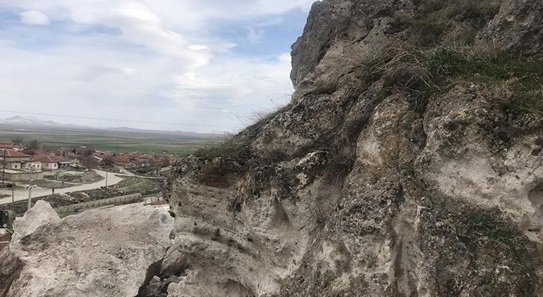 Bolvadin Fayı’nın başladığı dağdan kopan kaya parçaları tedirgin ediyor