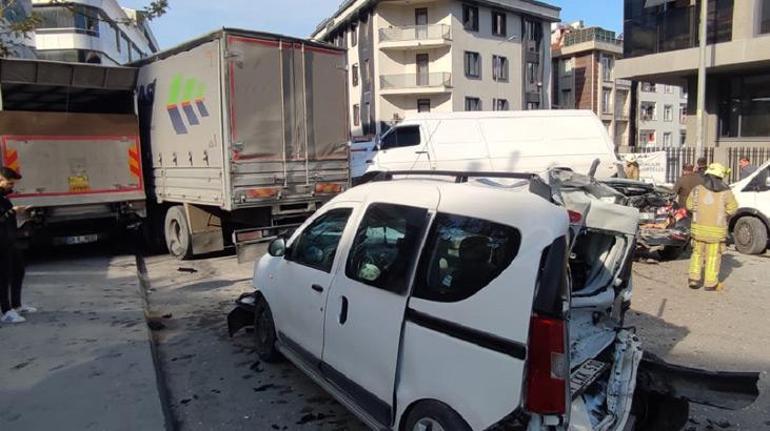 Bağcılarda kamyon 6 aracı biçti Kaza anı kameraya yansıdı