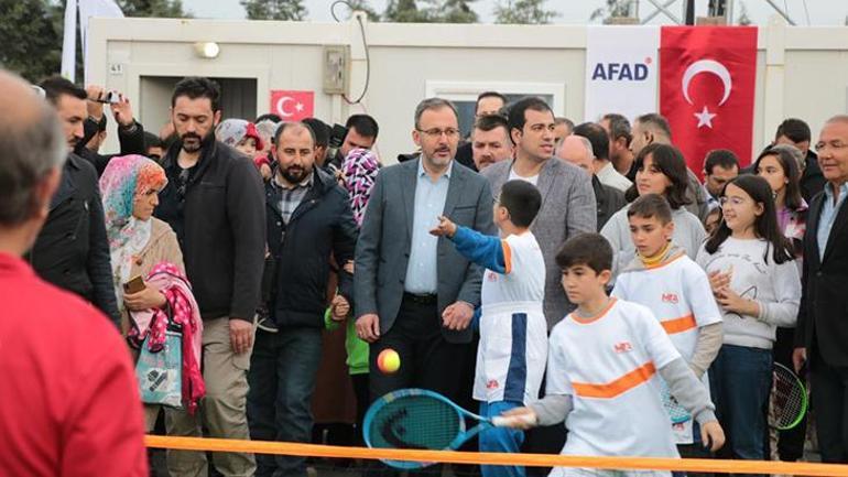 Gençlik ve Spor Bakanı Mehmet Muharrem Kasapoğlu, Kahramanmaraşta portatif tenis kortu açtı