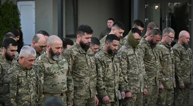 Müslüman askerlere devlet nişanı Zelenskiy iftara katıldı