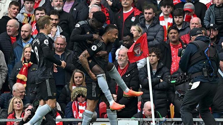 Yardımcı hakemden yıldız futbolcuya dirsek Liverpooldan muhteşem geri dönüş