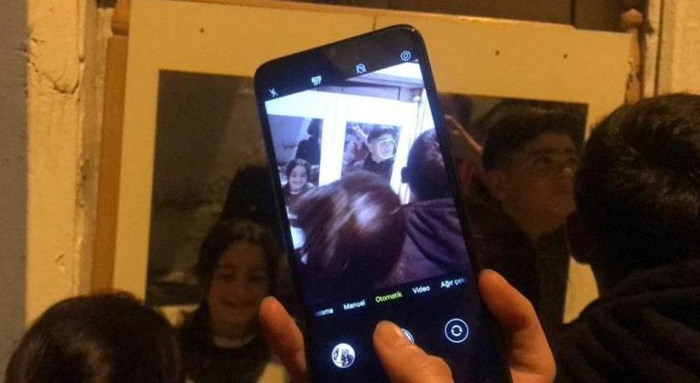 Mahalle arasında garip ayna Görenler hem şaşırıyor hem de bakmadan geçemiyor