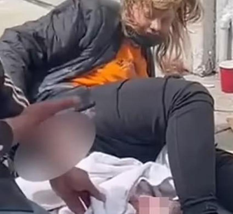 Şok edici görüntü Evsiz kadın sokak ortasında doğum yaptı