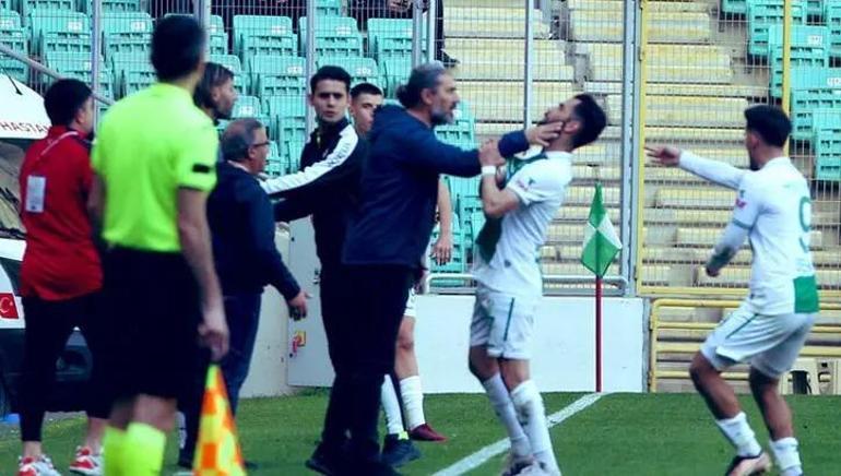 Skandal olay, İtalyada manşet oldu Teknik direktör Ahmet Yıldırım, rakip futbolcunun boğazını sıktı