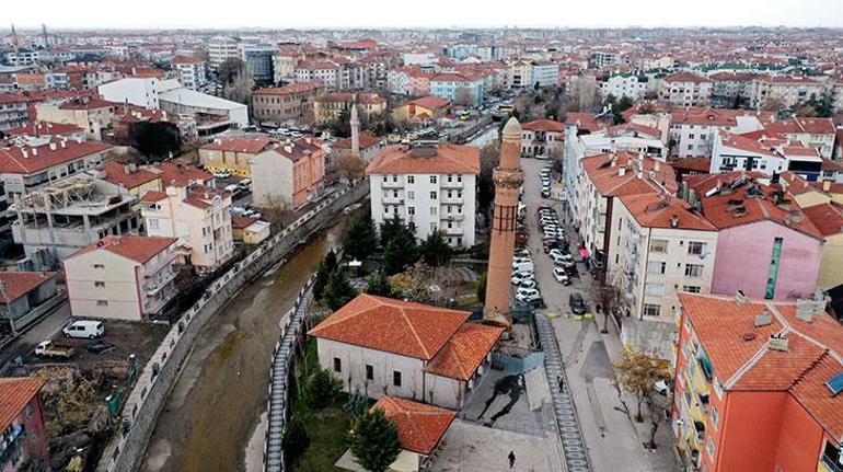 800 yıllık eğri minarede depremler sonrası kayma yok