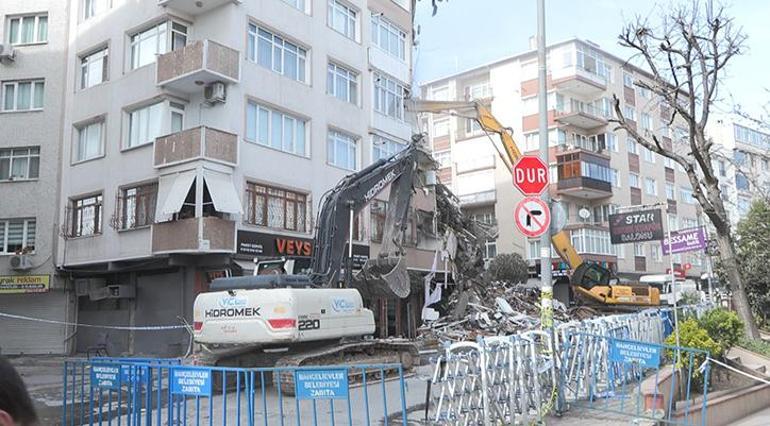 Çökme riskiyle boşaltılmıştı Bahçelievlerde 6 katlı binanın yıkımı devam ediyor