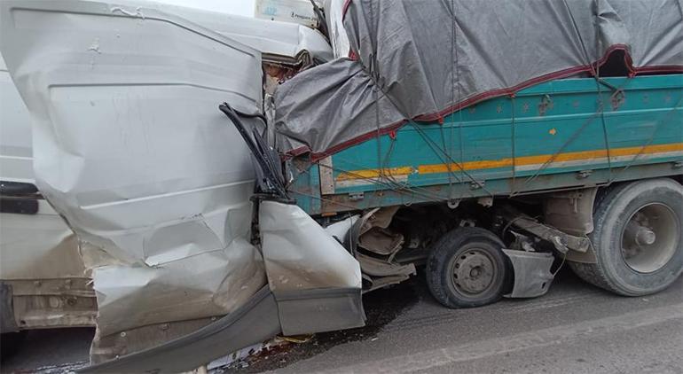 Bursada feci kaza TIRa çarpan minibüsteki 2 kişi hayatını kaybetti