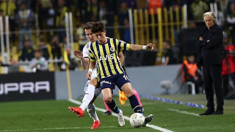 Fenerbahçede İsmail Yüksek çok sinirlendi Jorge Jesus ilk yarı biter bitmez sahaya daldı