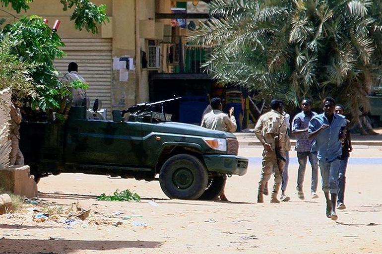 Afrikada savaş ikinci gününde Sudanda onlarca ölü