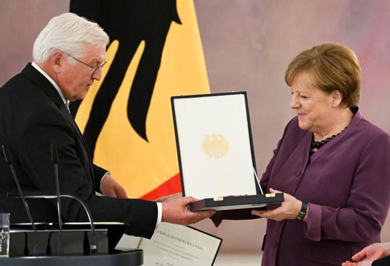 Merkel’e Almanya’nın en yüksek liyakat nişanı Kadın gücünün her zaman var olacağını gösterdi