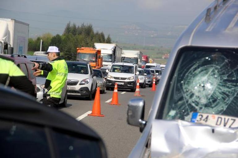 Anadolu Otoyolunda 5 aracın karıştığı zincirleme kaza: 6 yaralı