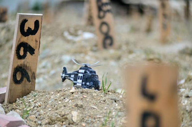 Deprem mezarlıklarında duygu dolu bayram ziyareti