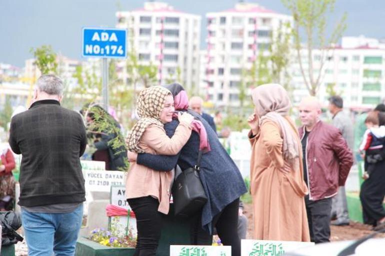 Deprem mezarlıklarında duygu dolu bayram ziyareti
